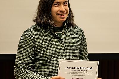 Fernando Zavala拿着一年级学生奖, 由Meg Baronian教授颁发给Fernando Zavala.