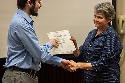 Karina Assiter教授颁发计算机科学奖给学生Andrew Barrows.